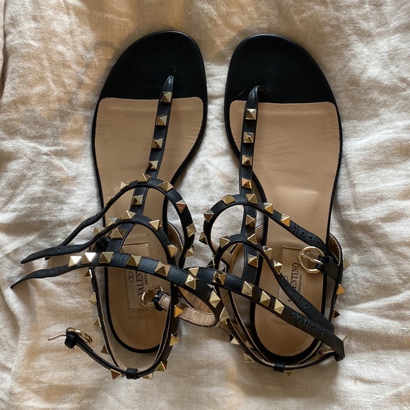 VALENTINO ROCKSTUD FLAT CALFSKIN SANDAL WITH STRAPS - Picture 11 of 11
